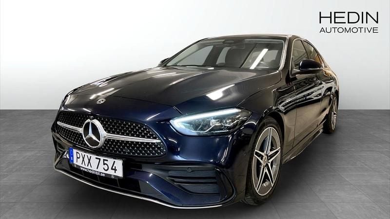 Mörkblå (blue) Begagnad 2021 Mercedes C220 AMG Sedan | 359 900 kr (Marknadspris) - Bild 1/4
