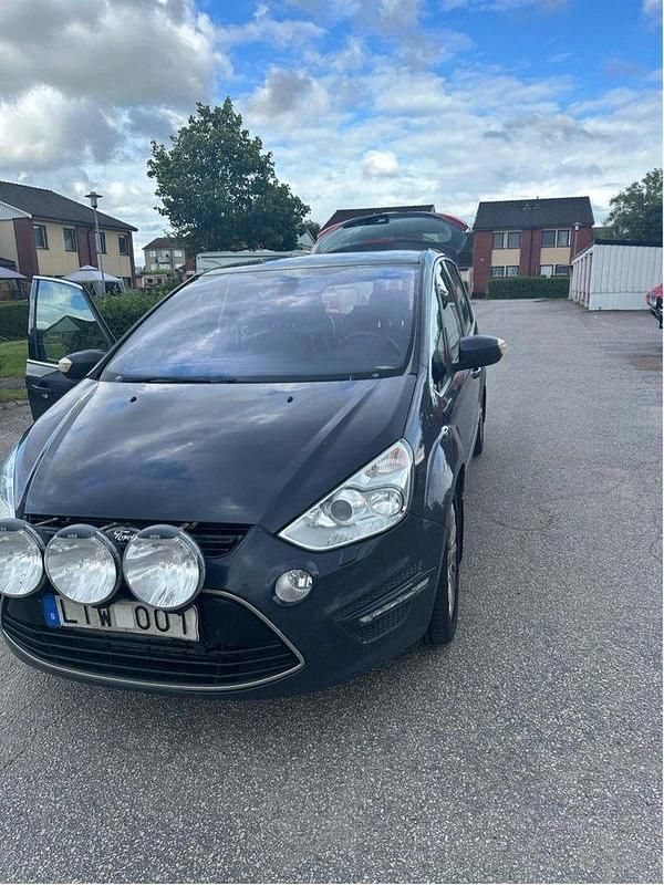 Grå Begagnad 2011 Ford S-MAX Business Edition Minibuss | 50 000 kr (Lite dyr) - Bild 1/4