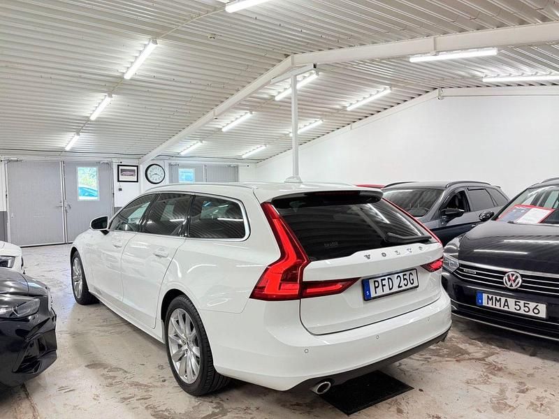 Begagnad Volvo V90 Momentum 191 HK (140 kW) 2019 Vit Kombi