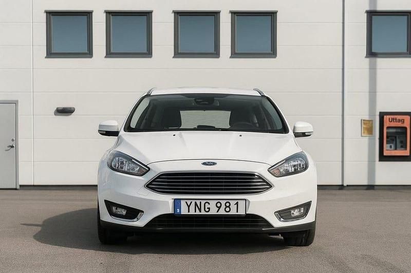 Vit Begagnad 2017 Ford Focus Titanium Kombi | 93 900 kr (Marknadspris) - Bild 1/4