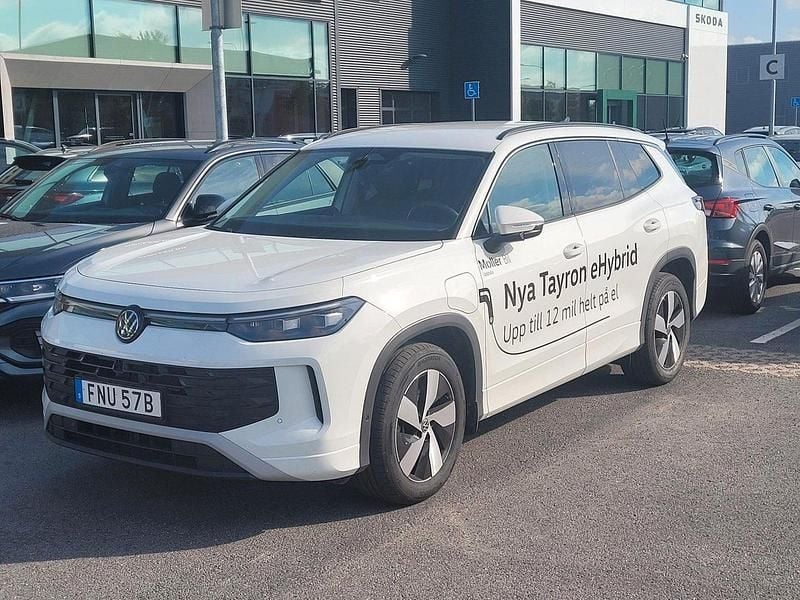 Vit (pure white) Begagnad 2025 VW Tayron Life SUV | 476 500 kr (Bra pris) - Bild 1/2