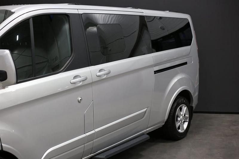 Begagnad Ford Tourneo 185 HK (136 kW) 2022 Grå Minibuss