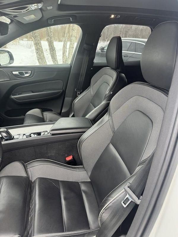 Begagnad Volvo XC60 R-Design 197 HK (144 kW) 2021 Vit SUV