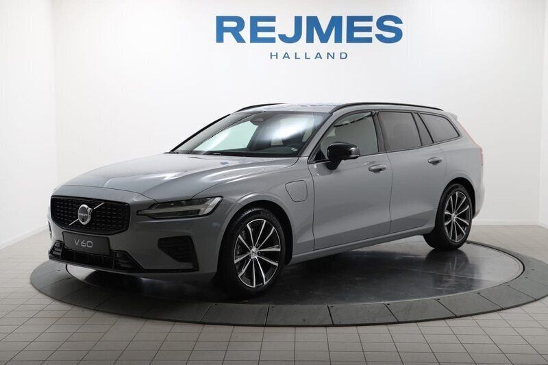 Grå Ny 2024 Volvo V60 Plus Kombi | 549 500 kr (Lite dyr) - Bild 1/4