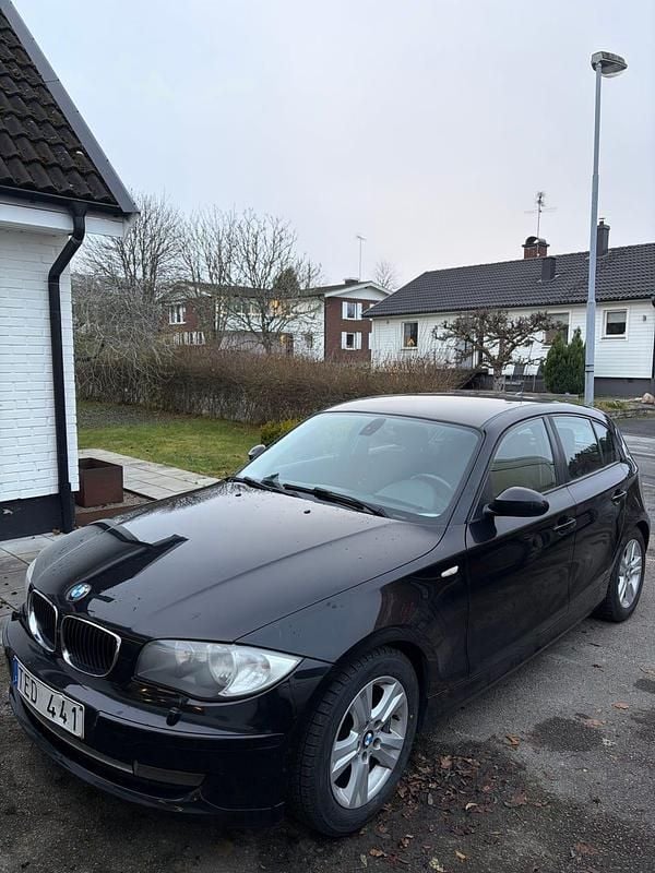 Begagnad BMW 116 122 HK (89 kW) 2009 Halvkombi
