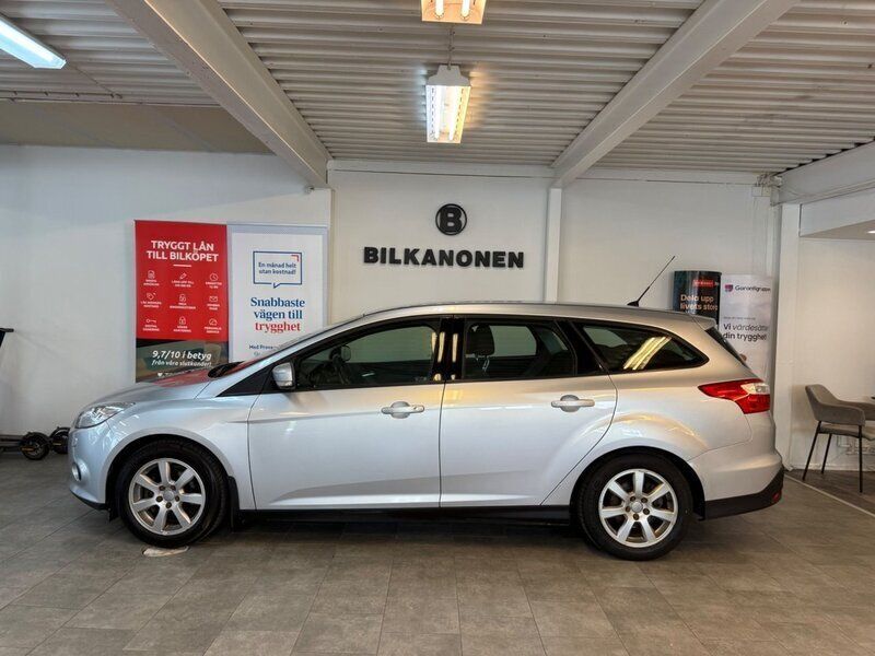 Grå Begagnad 2012 Ford Focus Trend Kombi | 64 900 kr (Marknadspris) - Bild 1/4