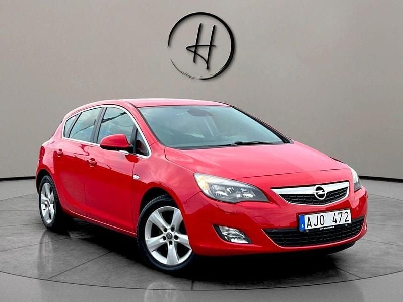 Röd Begagnad 2012 Opel Astra Enjoy Halvkombi | 59 900 kr (Lite dyr) - Bild 1/4