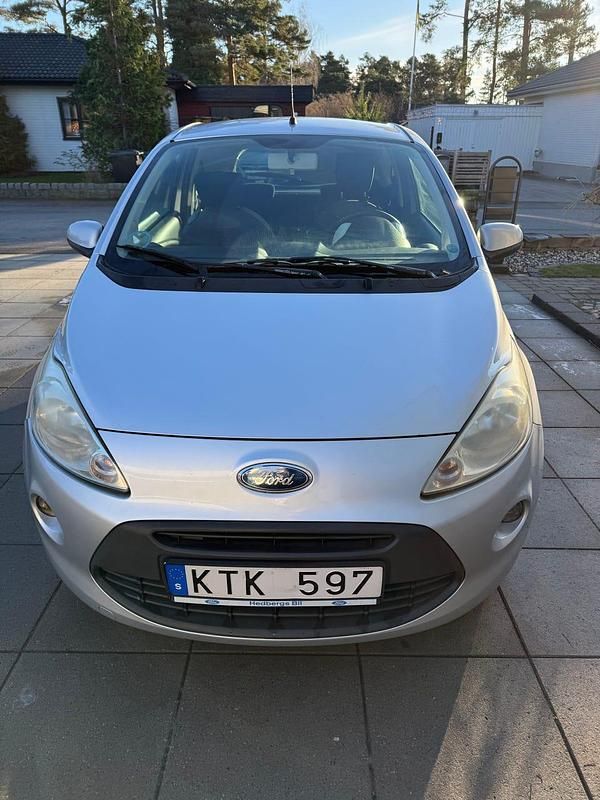 Grå metallic Begagnad 2010 Ford Ka Halvkombi | 35 000 kr (Marknadspris) - Bild 1/4