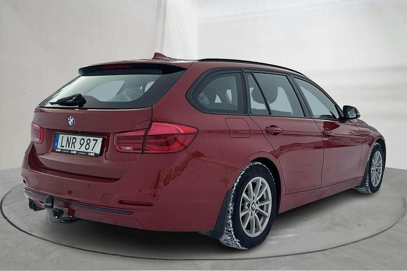 Begagnad BMW 320 Sport Line 190 HK (139 kW) 2019 Röd Kombi