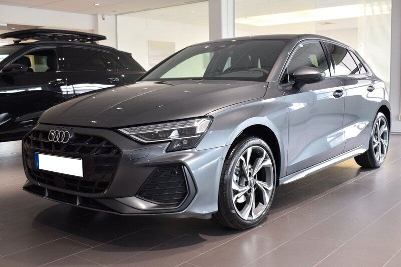 Grå (pilgrå pärleffekt) Ny 2025 Audi A3 Sportback S-Line Halvkombi | 359 000 kr (Lite dyr) - Bild 1/4