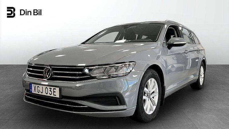 Grå Begagnad 2024 VW Passat Business Kombi | 309 900 kr (Marknadspris) - Bild 1/4