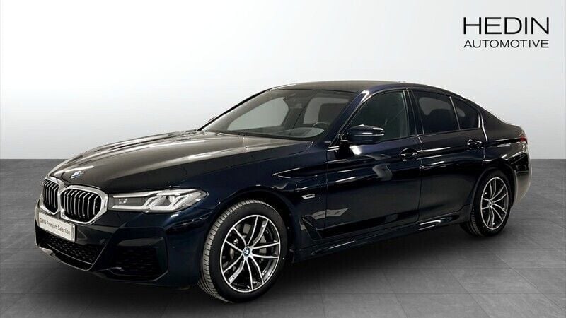 Svart Begagnad 2022 BMW 530e M Sport Sedan | 419 700 kr (Marknadspris) - Bild 1/2