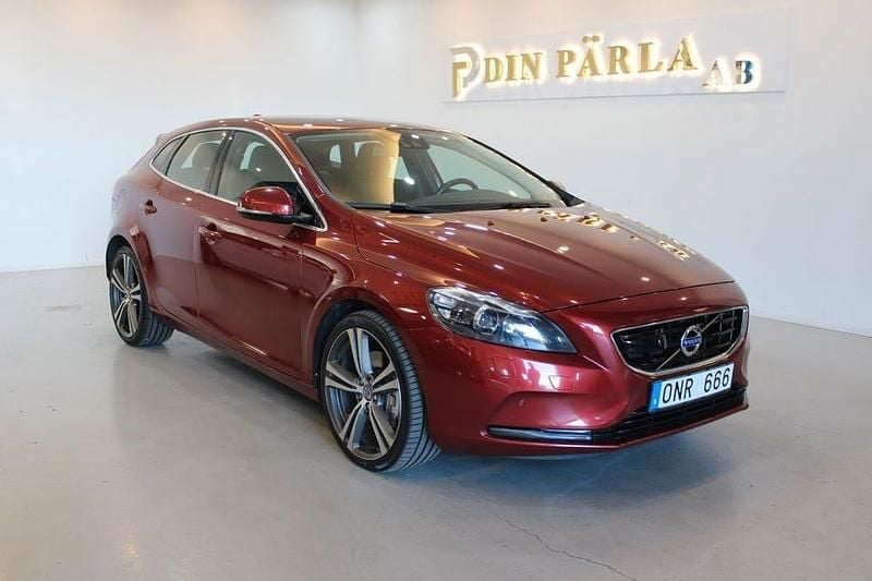 Röd Begagnad 2013 Volvo V40 Momentum Kombi | 149 900 kr (Marknadspris) - Bild 1/4