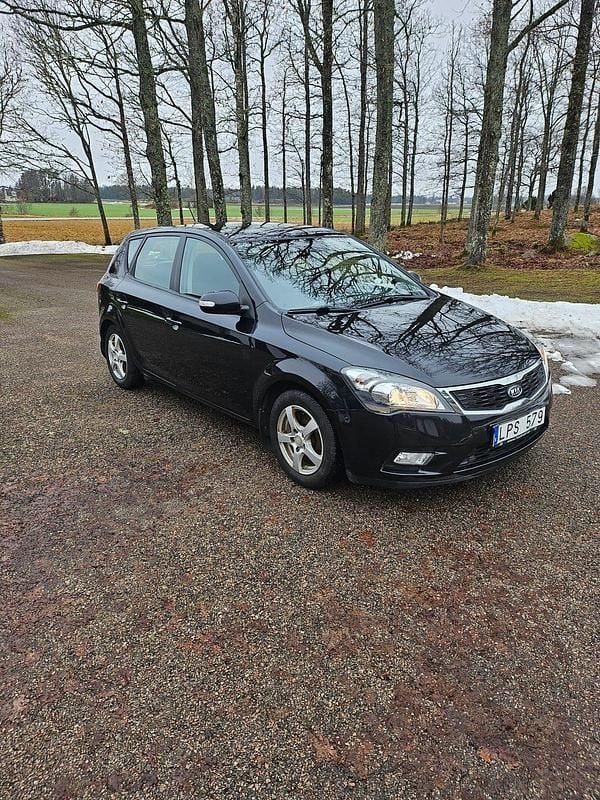 Begagnad 2011 Kia Ceed Halvkombi | 45 500 kr (Superpris) - Bild 1/3