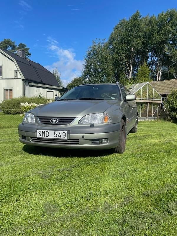 Grön Begagnad 2001 Toyota Avensis Kombi | 10 000 kr (Superpris) - Bild 1/1