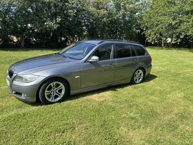 Grå Begagnad 2009 BMW 320 Comfort Edition Kombi | 57 000 kr (Bra pris) - Bild 1/4