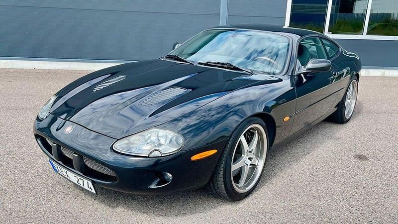 Begagnad Jaguar XK R 364 HK (267 kW) 2000 Svart Sportkupé