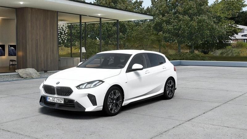 Vit (alpinvit) Ny 2025 BMW 120 M Sport Halvkombi | 435 800 kr (Marknadspris) - Bild 1/4