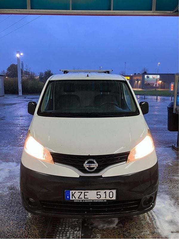Vit Begagnad 2010 Nissan NV200 Van | 34 000 kr (Marknadspris) - Bild 1/4