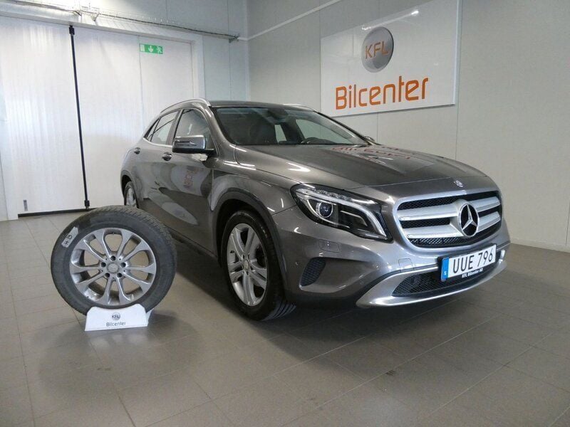 Mörkgrå Begagnad 2015 Mercedes GLA200 SUV | 214 900 kr (Marknadspris) - Bild 1/3