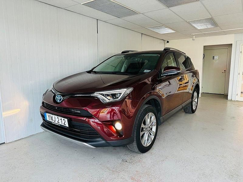 Mörkröd Begagnad 2017 Toyota RAV4 Hybrid Executive SUV | 209 900 kr (Marknadspris) - Bild 1/4