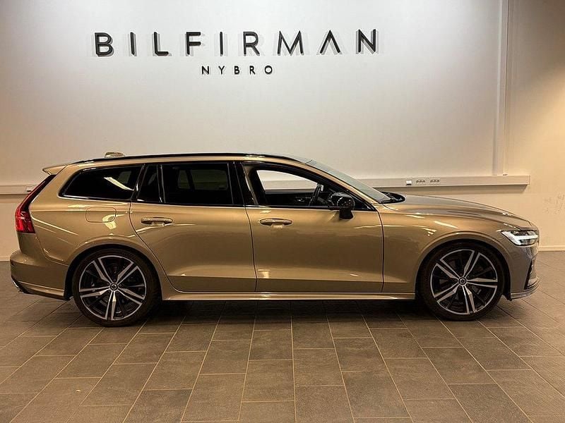 Grå Begagnad 2020 Volvo V60 R-Design Kombi | 299 900 kr (Marknadspris) - Bild 1/4