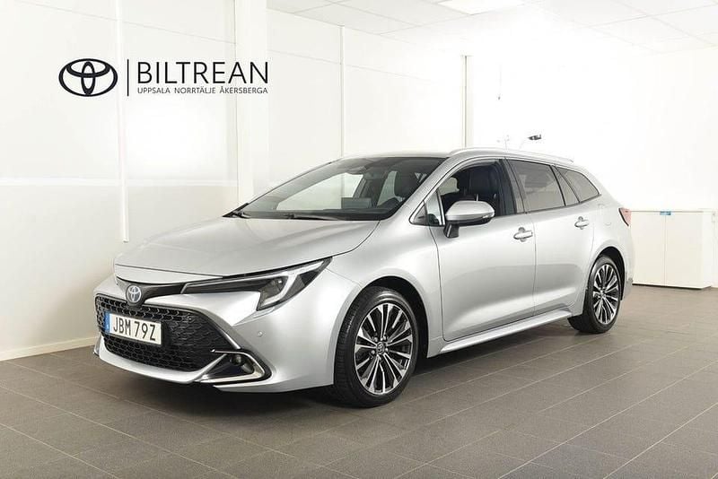Silver Begagnad 2023 Toyota Corolla Style Kombi | 294 900 kr (Marknadspris) - Bild 1/4