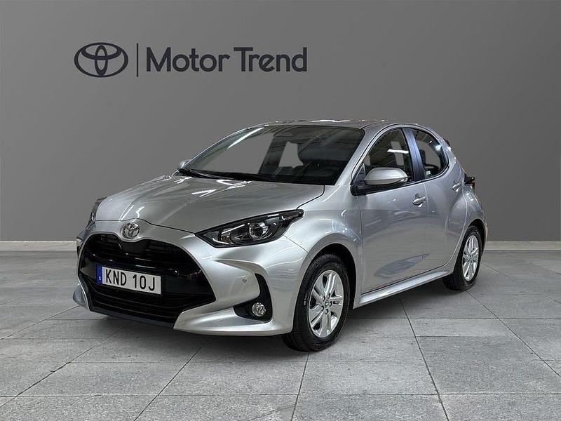 Vit Begagnad 2025 Toyota Yaris Hybrid Active Halvkombi | 244 900 kr (Marknadspris) - Bild 1/4