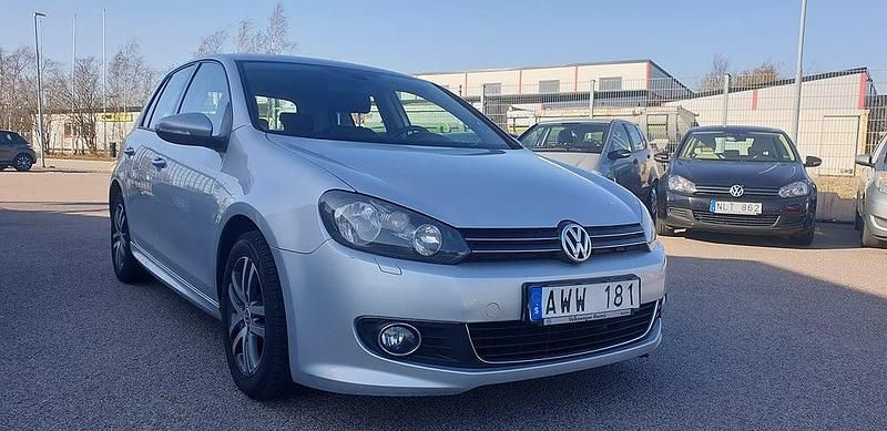 Begagnad 2013 VW Golf VII Design Halvkombi | 64 900 kr (Bra pris) - Bild 1/4
