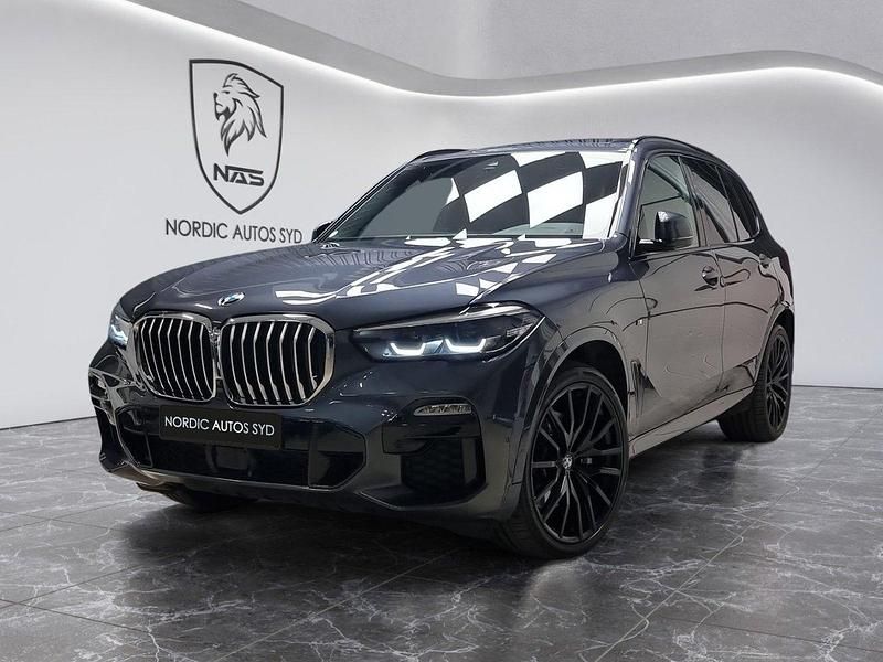 Grå Begagnad 2020 BMW X5 M Sport SUV | 599 900 kr (Marknadspris) - Bild 1/4