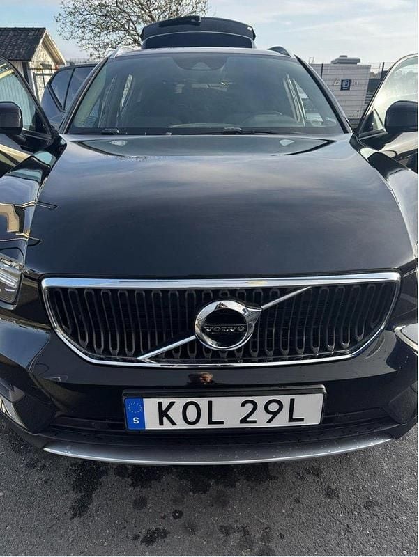 Svart Begagnad 2022 Volvo XC40 Momentum SUV | 299 000 kr (Bra pris) - Bild 1/4