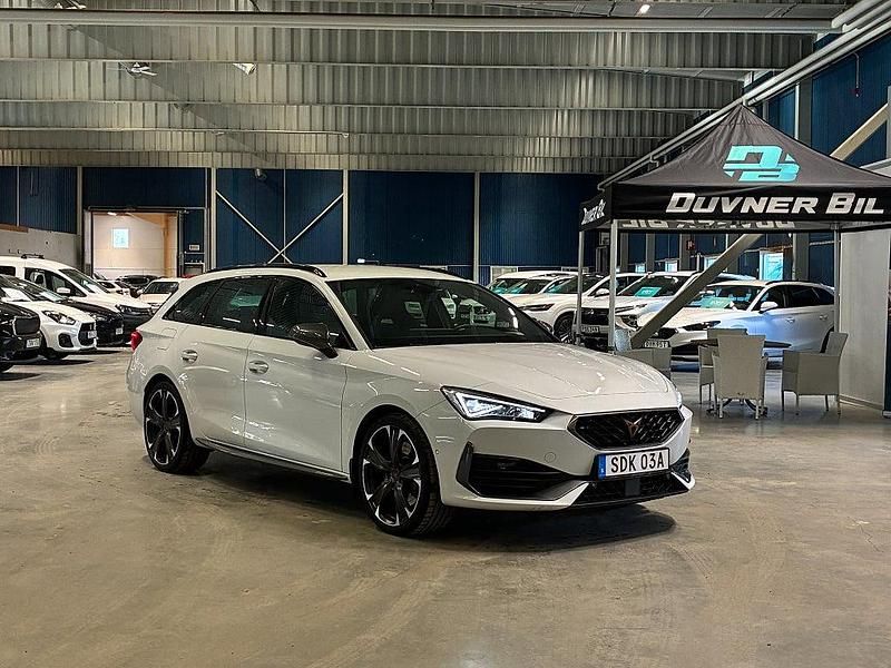 Vit Begagnad 2023 Cupra Leon VZ Kombi | 289 900 kr (Marknadspris) - Bild 1/4
