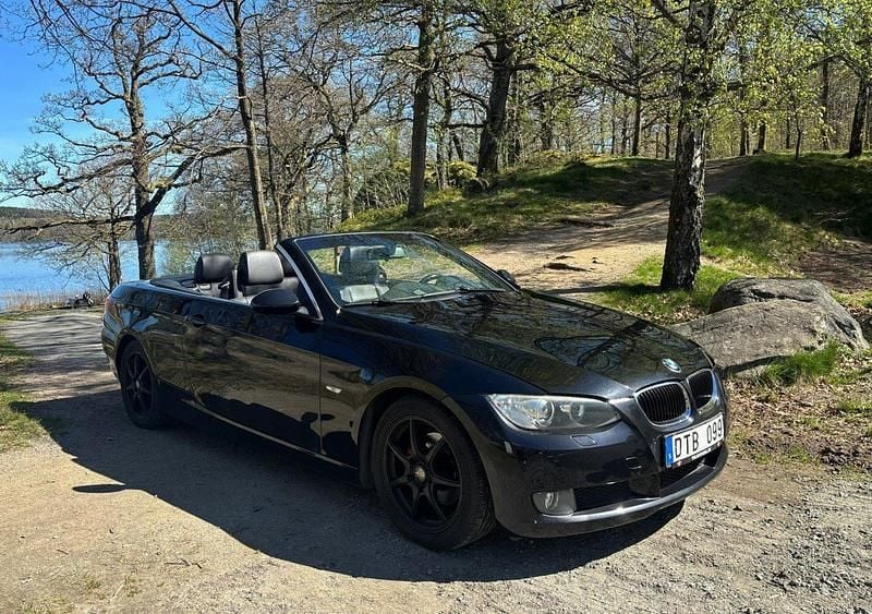 Svart Begagnad 2009 BMW 320 Cabriolet Cab | 119 000 kr (Marknadspris) - Bild 1/4