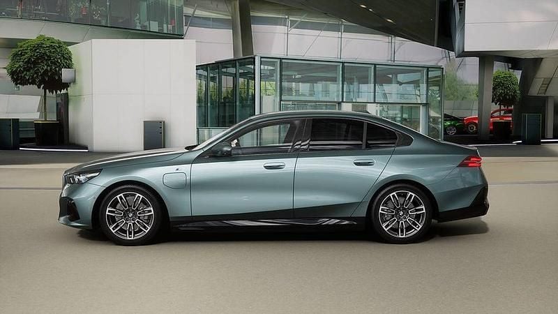 Ny BMW 530e M Sport 299 HK (219 kW) 2025 Cape york green metallic Sedan