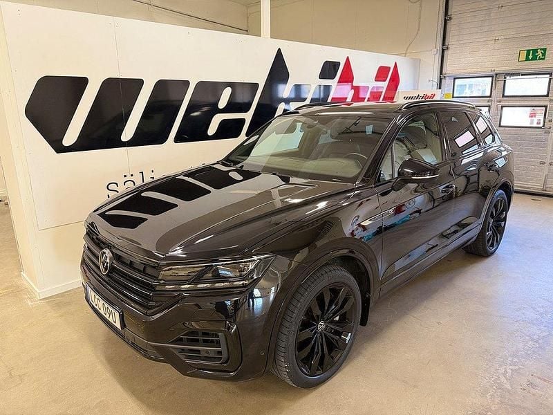 Svart Begagnad 2021 VW Touareg Black Edition SUV | 649 500 kr (Marknadspris) - Bild 1/4