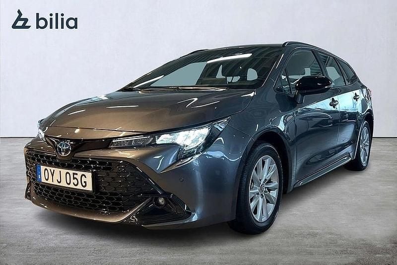 Grå Ny 2025 Toyota Corolla Active Kombi | 314 900 kr (Marknadspris) - Bild 1/4