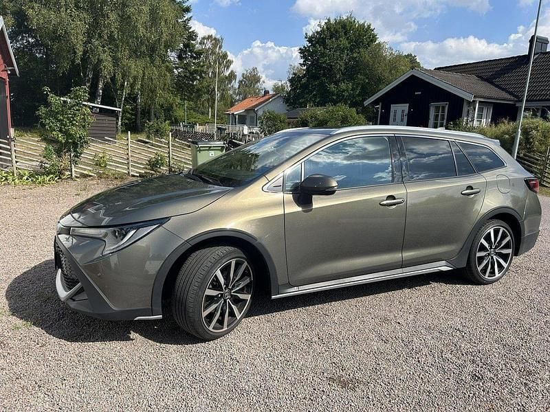Grön Begagnad 2022 Toyota Corolla Kombi | 258 000 kr (Marknadspris) - Bild 1/4