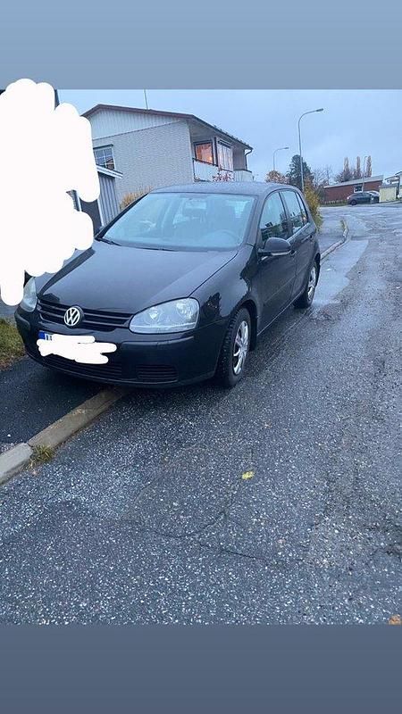 Svart Begagnad 2004 VW Golf IV Trendline Halvkombi | 23 000 kr (Marknadspris) - Bild 1/4