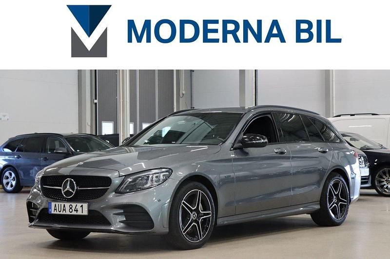 Grå Begagnad 2020 Mercedes C300e AMG Kombi | 313 900 kr (Marknadspris) - Bild 1/4