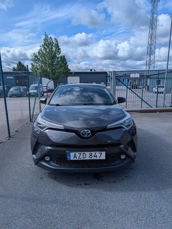Grå Begagnad 2017 Toyota C-HR Style SUV | 175 000 kr (Marknadspris) - Bild 1/4
