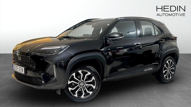 Svart (black) Begagnad 2023 Toyota Yaris Hybrid Active Halvkombi | 279 900 kr (Dyr) - Bild 1/4