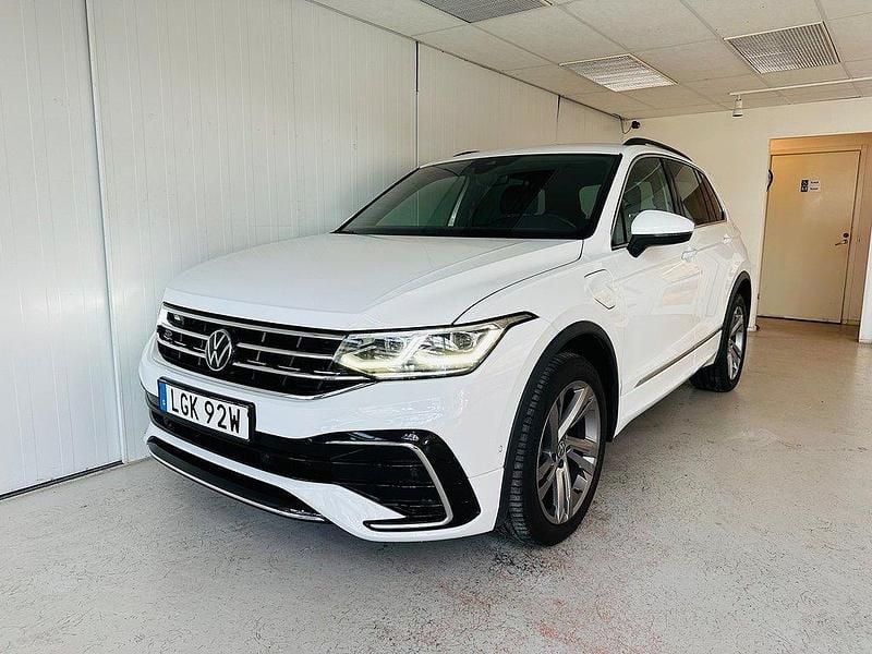 Vit Begagnad 2022 VW Tiguan R-line SUV | 319 900 kr (Marknadspris) - Bild 1/4