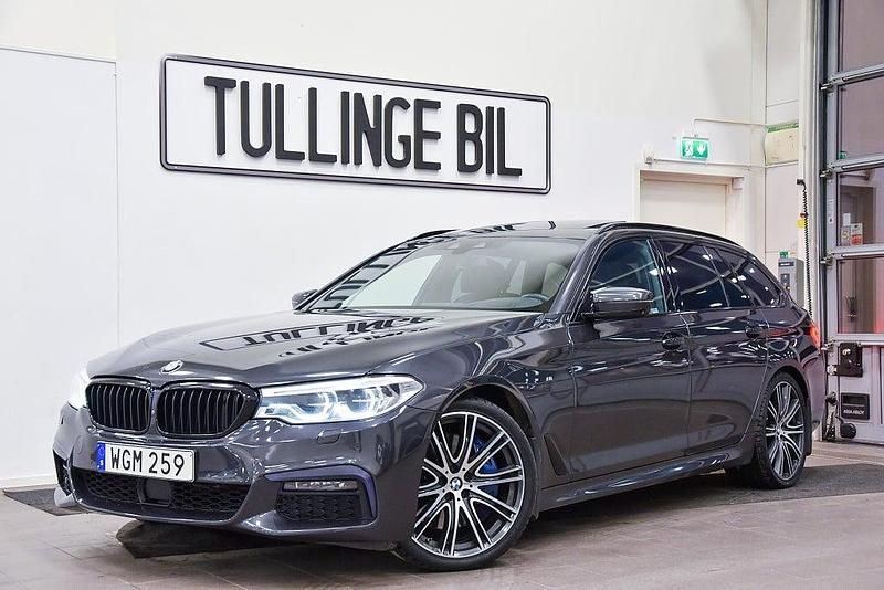 Grå Begagnad 2018 BMW 540 M Sport Kombi | 399 800 kr (Lite dyr) - Bild 1/4