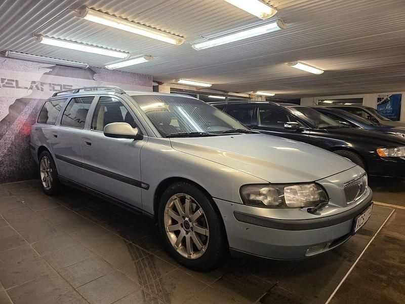 Ljusblå (blå) Begagnad 2001 Volvo V70 Kombi | 22 500 kr (Marknadspris) - Bild 1/4
