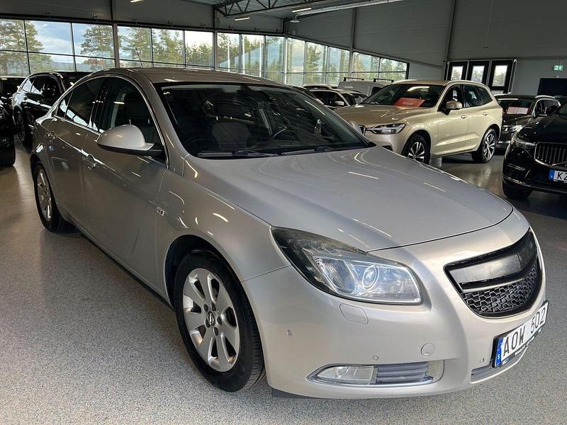 Grå Begagnad 2012 Opel Insignia Edition Halvkombi | 49 900 kr (Marknadspris) - Bild 1/4