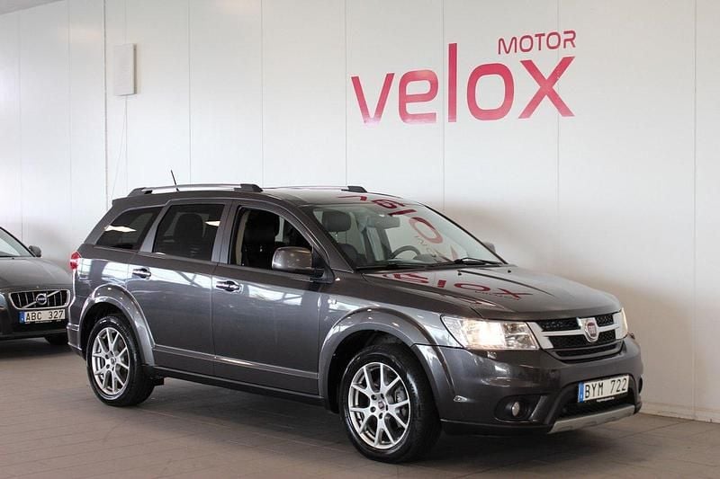 Grå Begagnad 2013 Fiat Freemont SUV | 109 900 kr (Marknadspris) - Bild 1/4