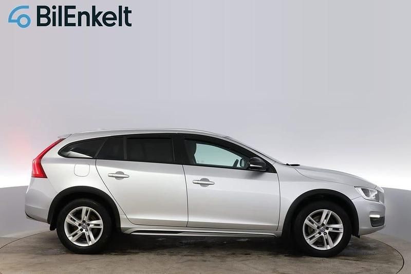 Begagnad Volvo V60 CC Summum 151 HK (111 kW) 2016 Silver Kombi
