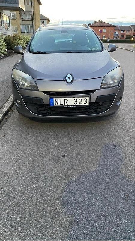 Grå Begagnad 2011 Renault Mégane GrandTour Kombi | 48 900 kr (Marknadspris) - Bild 1/4
