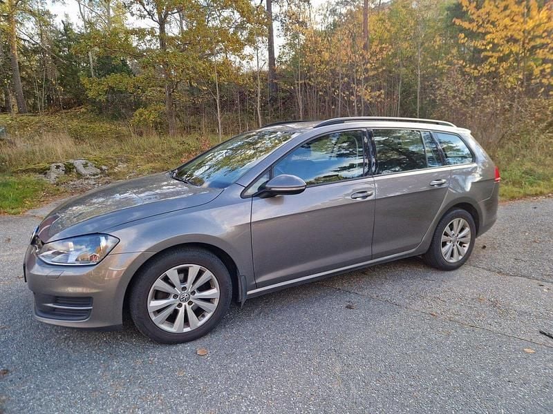 Grå Begagnad 2015 VW Golf VII Kombi | 109 000 kr (Marknadspris) - Bild 1/4