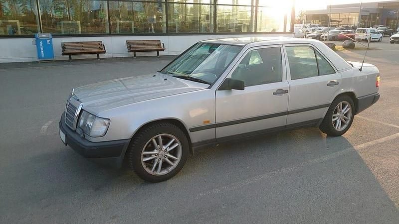 Begagnad 1988 Mercedes 200 Sedan | 29 000 kr - Bild 1/4